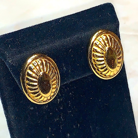 BURBERRYS LONDON EARRING GOLD CONCHO CLIP ON NEW CARD STOCK “VINTAGE” - Picture 3 of 6